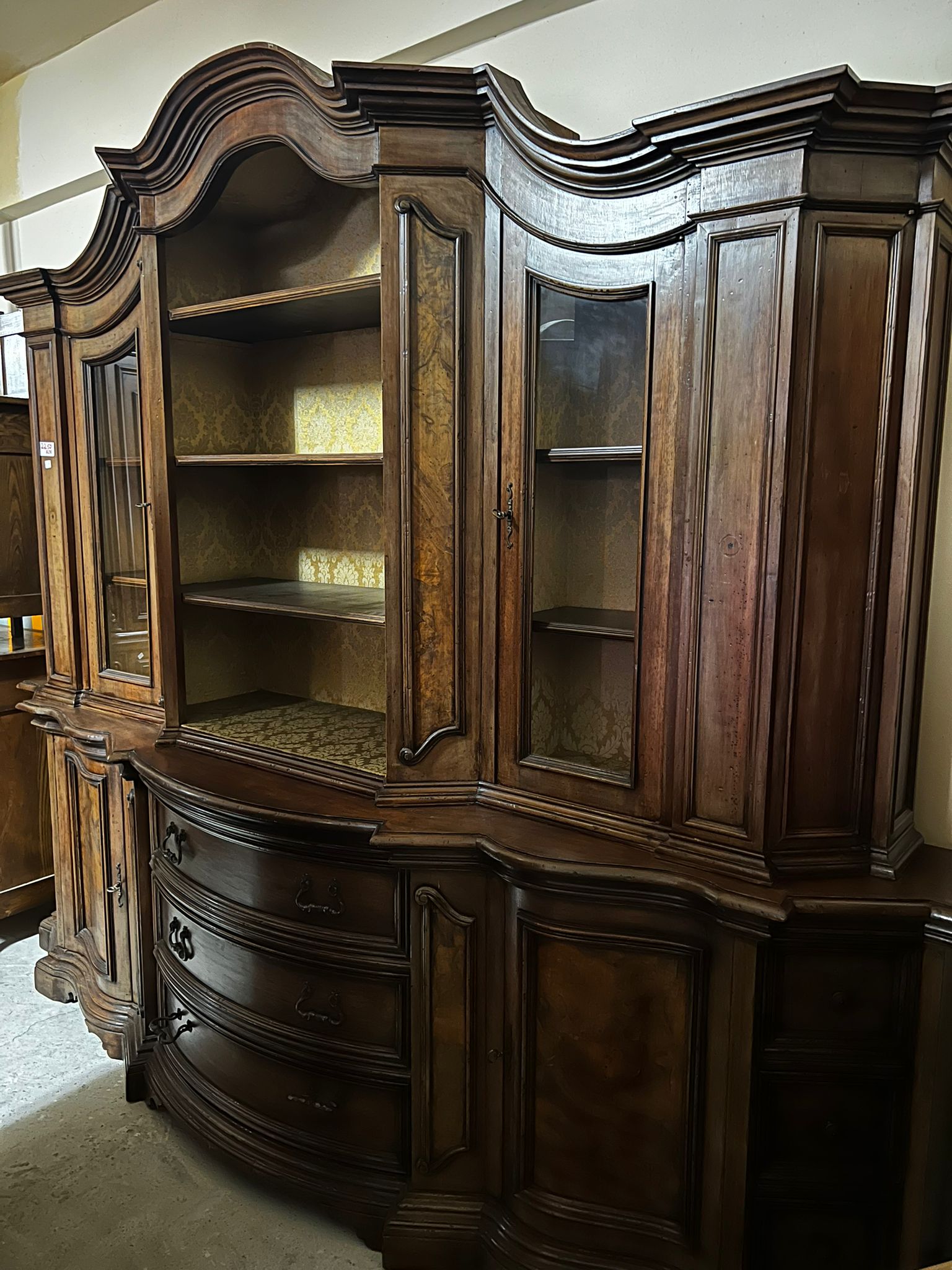 Vitrină elegantă din lemn masiv sh de calitate italiană R-111