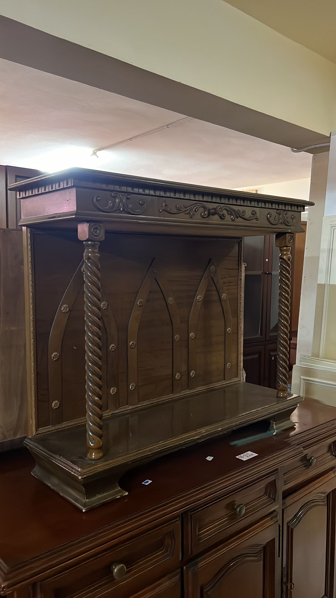 Mobilier cu detalii sculptate din lemn sh de calitate italiana R-754