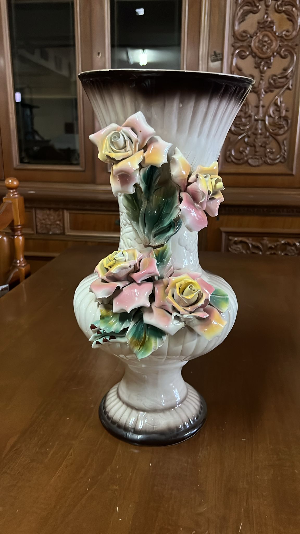 Vază ceramică decorativă vintage cu flori în relief R-145