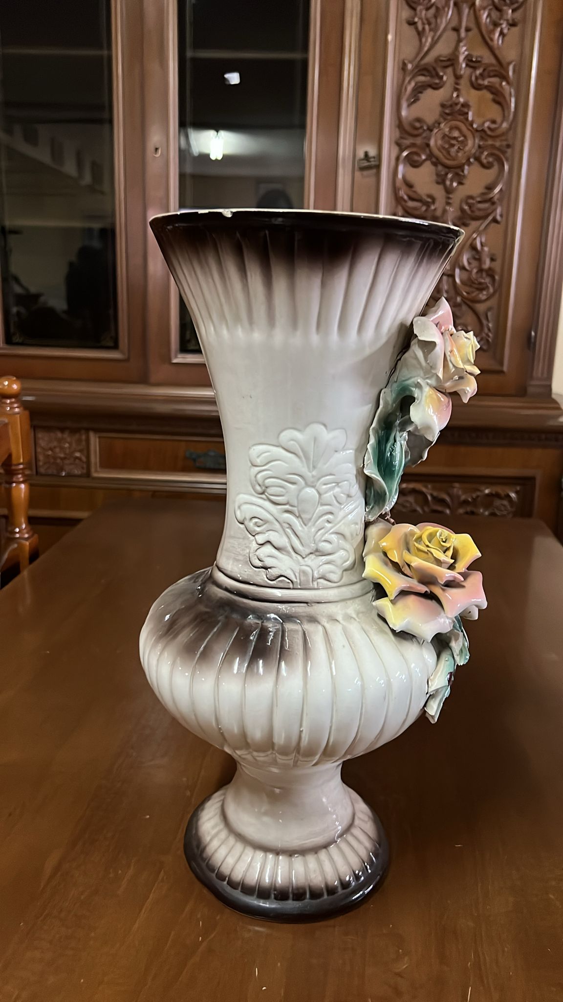 Vază ceramică decorativă vintage cu flori în relief R-145 - imagine 3