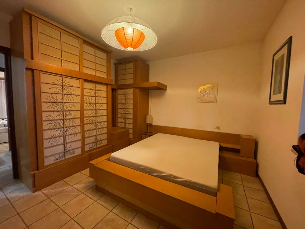Dormitor stil japonez complet cu dulap, cadru pat, comodă, 2 noptiere din lemn de nuc R-949