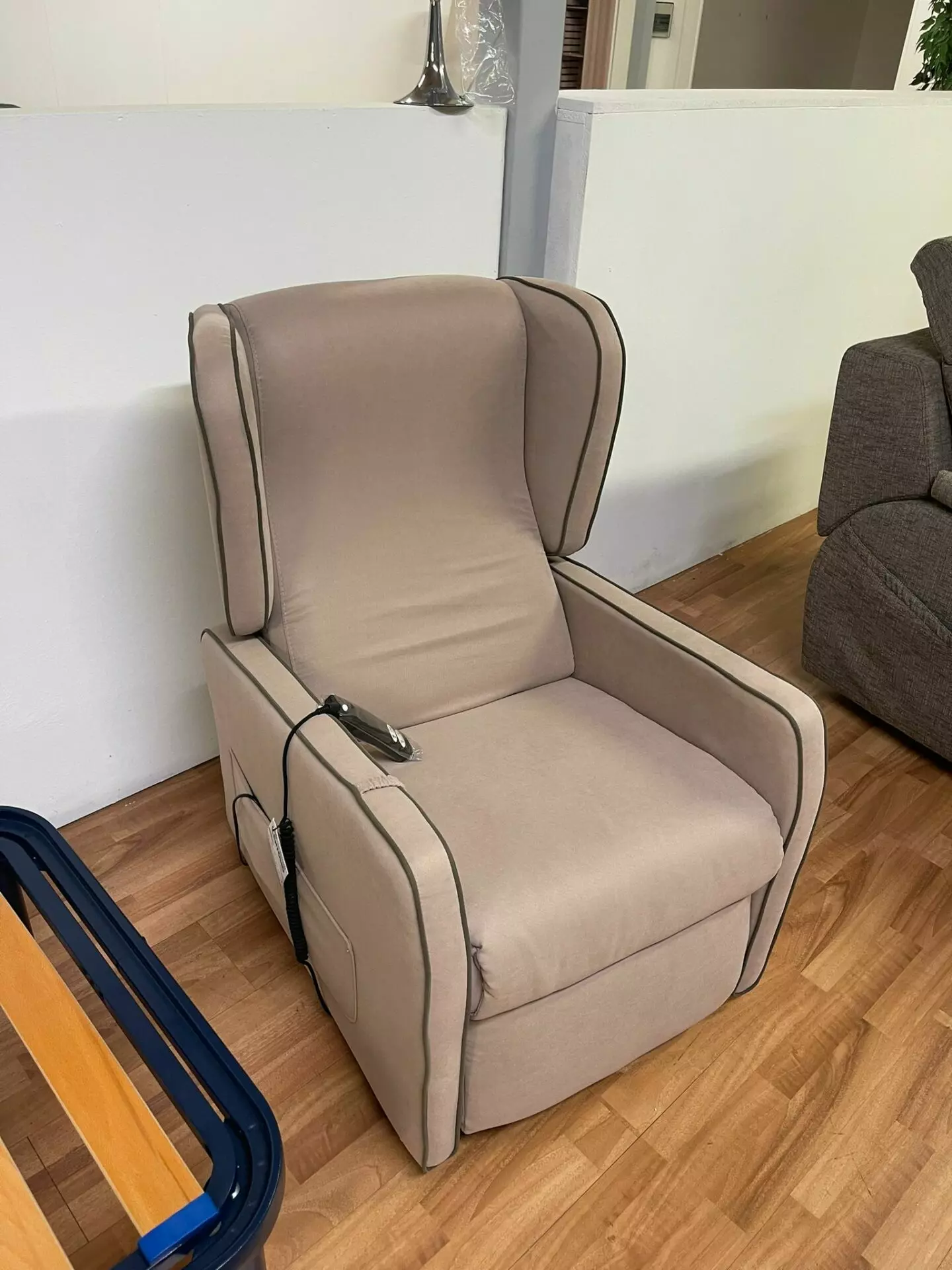 Fotoliu electric din material tesut cu telecomanda, produs nou R-877 - imagine 2