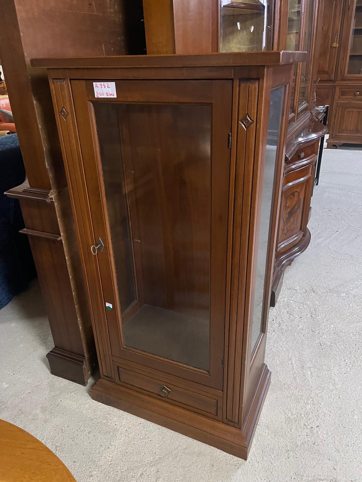 Vitrină din lemn de nuc cu rafturi din sticlă made in italy R-952