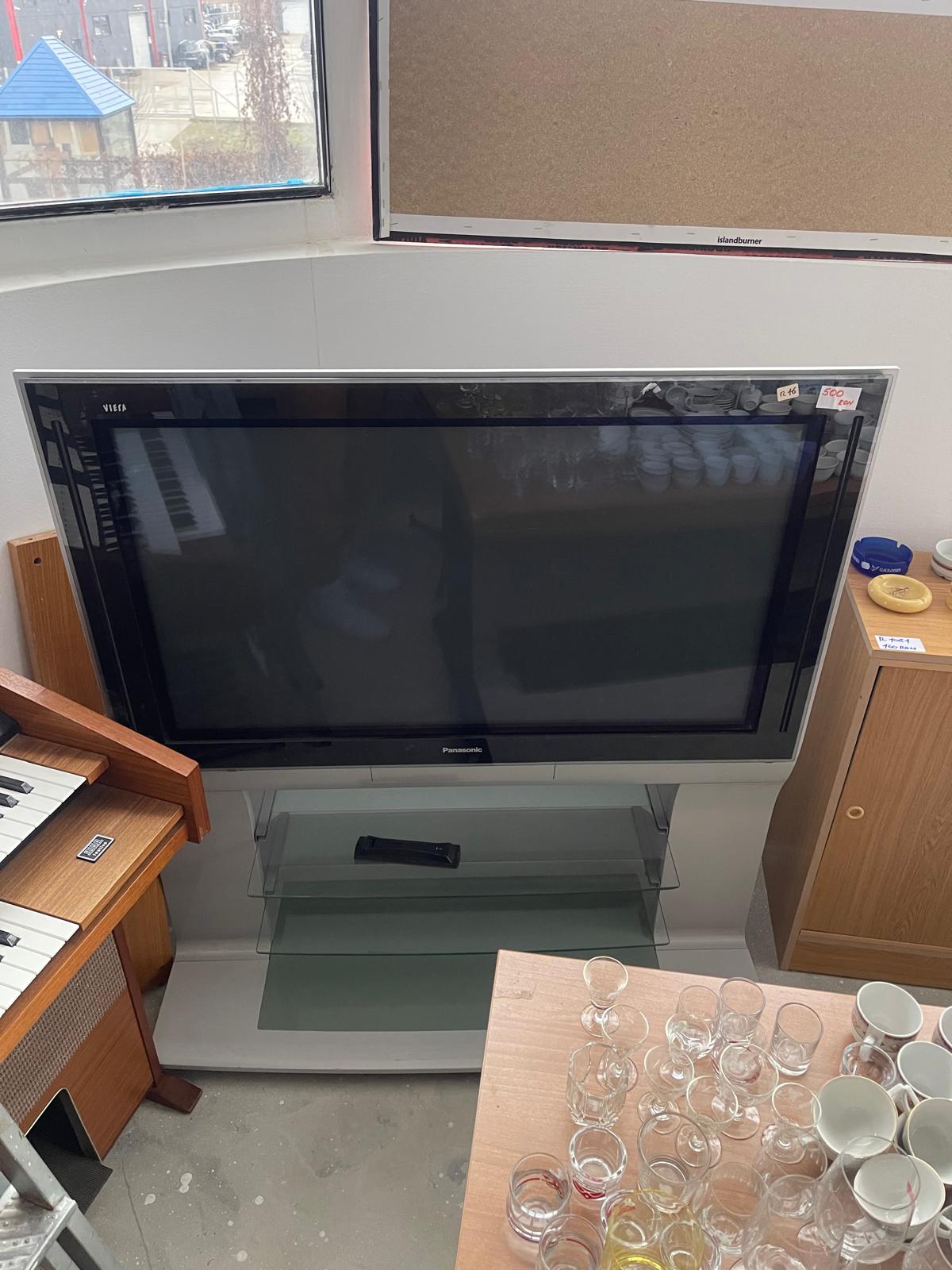 Televizor panasonic cu suport pe roti cu raf si telecomanda made in italy R-16