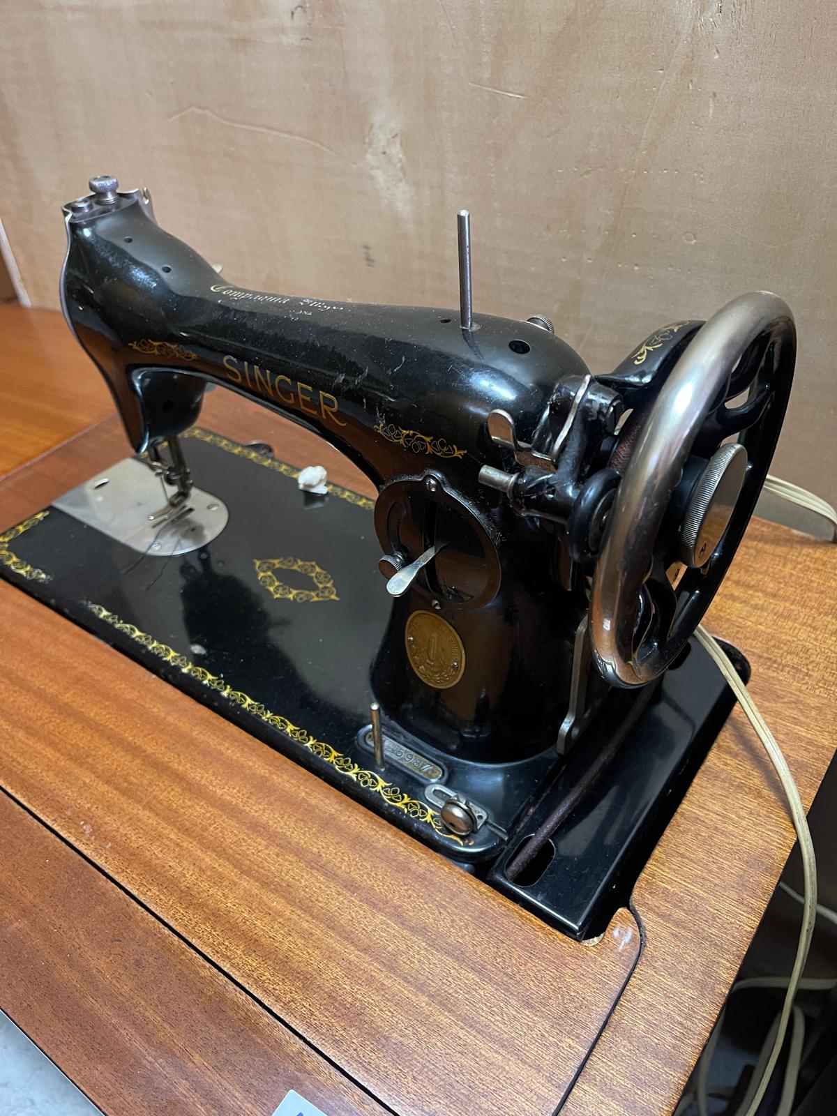 Masina de cusut vintage Singer made in italy R-1026 - imagine 3