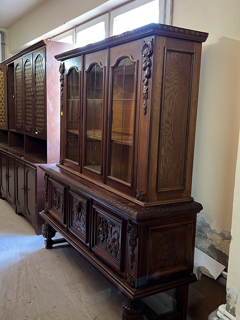 Vitrină sculptată din lemn masiv sh de calitate italiană S 1831