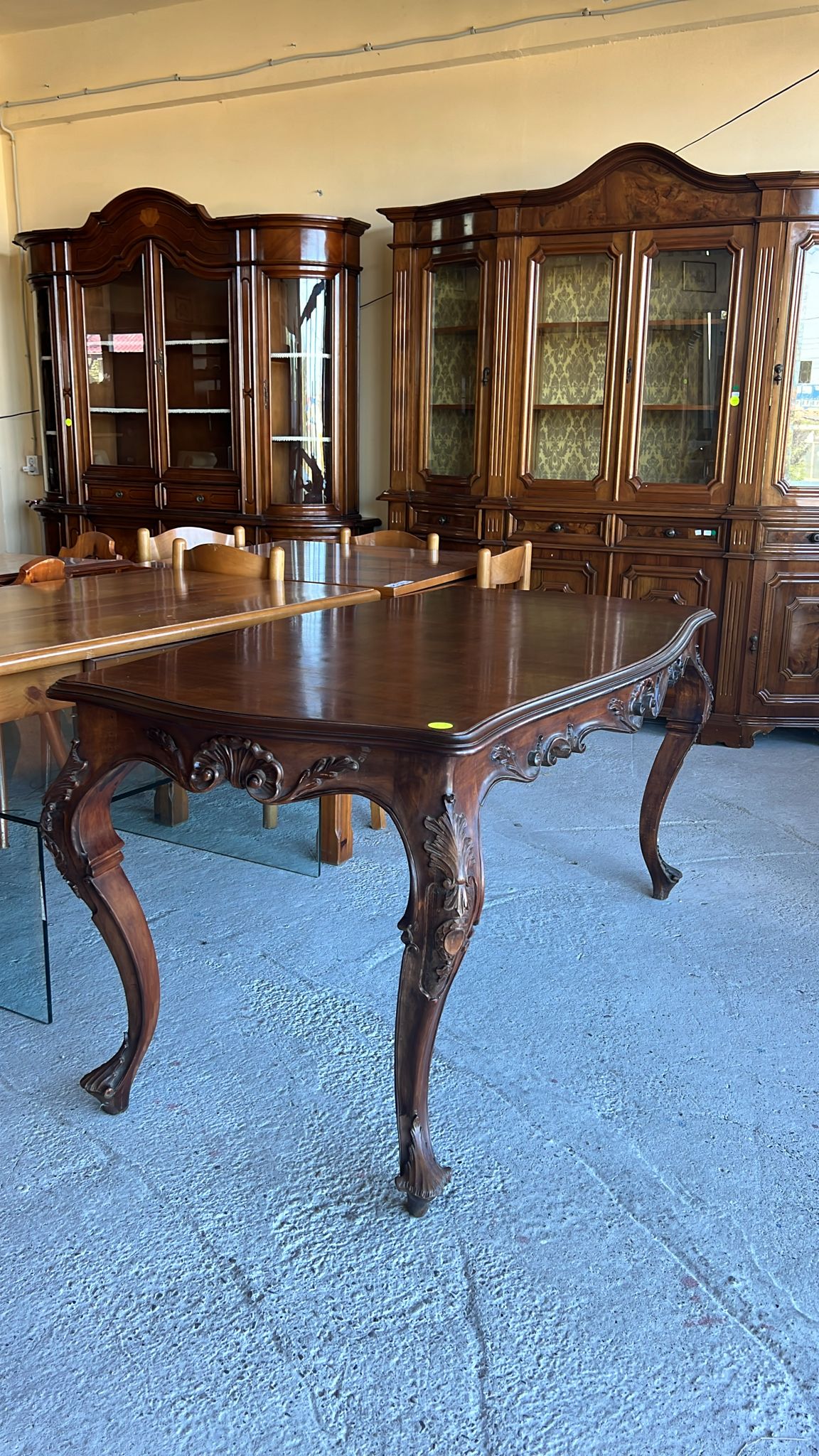 Masă din lemn masiv sculptată sh de calitate italiană S 3668