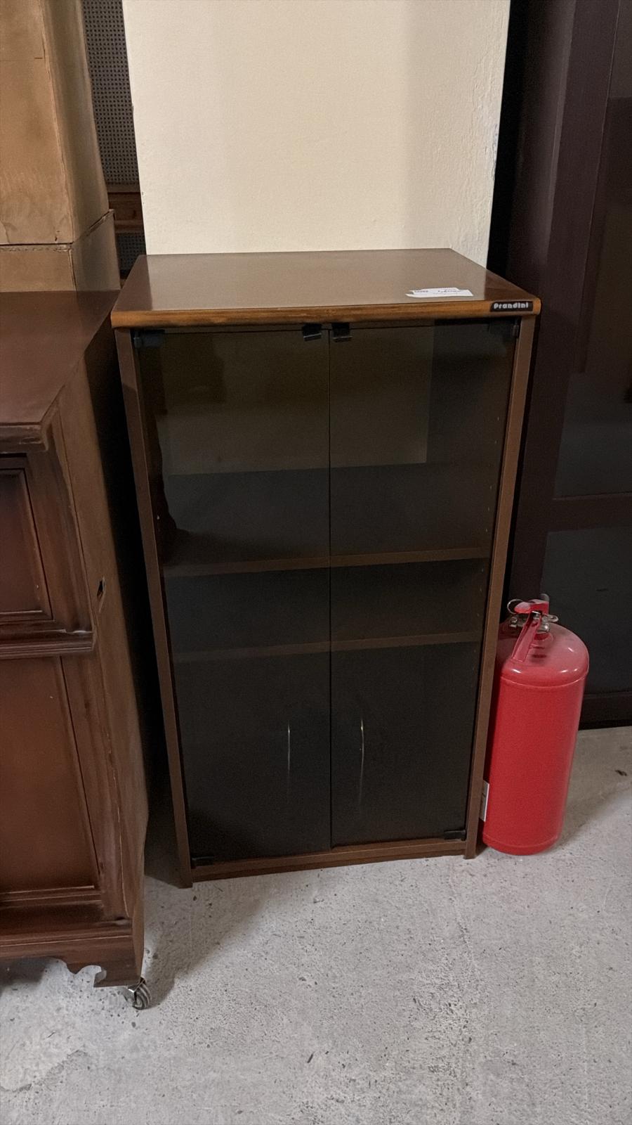 Vitrină mică din lemn cu uși din sticlă fumurie – S 4921
