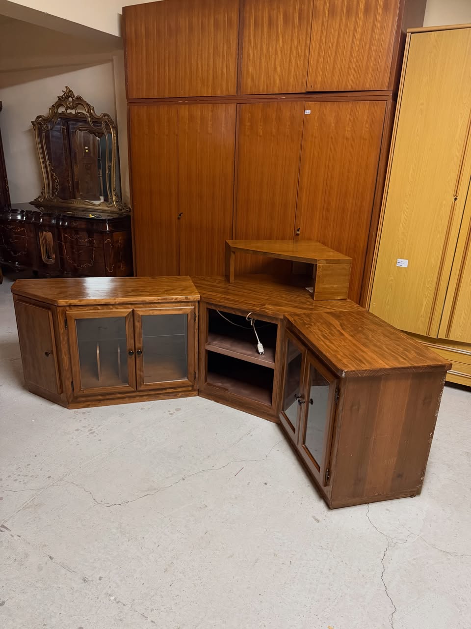 Colțar TV cu vitrine și spoturi LED sh de calitate italiană Cod 384