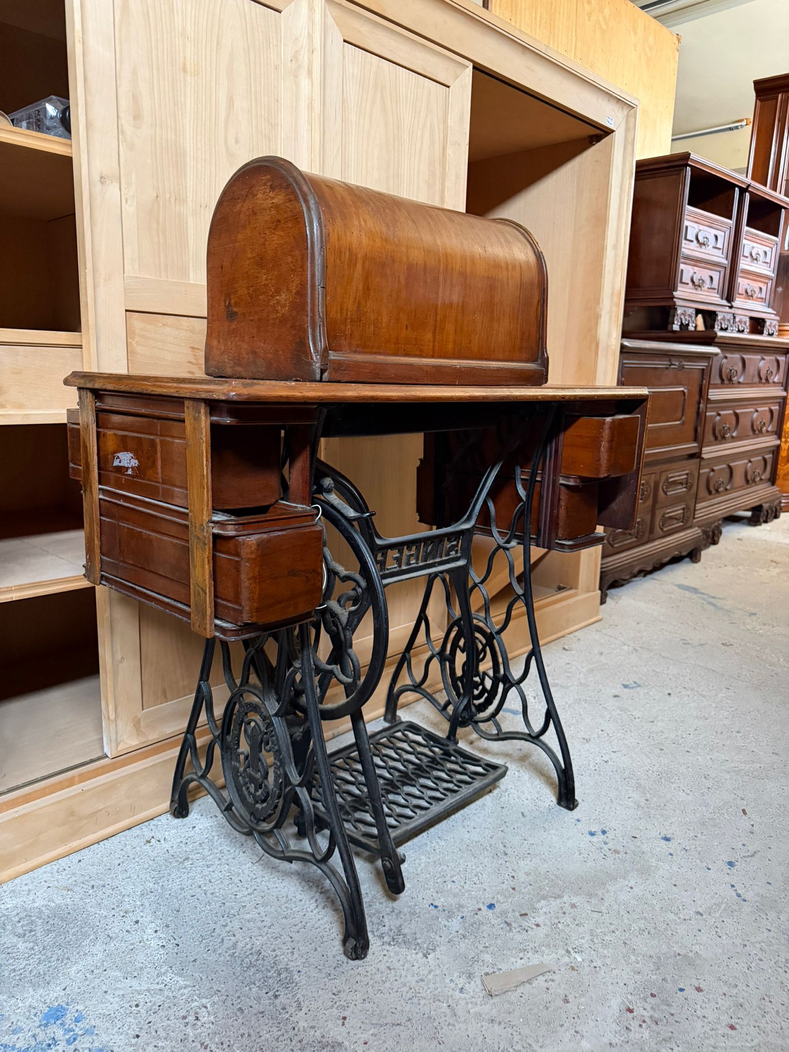 Mașină de cusut vintage Singer cu pedală și mobilier din lemn – Cod 3895/U - imagine 4