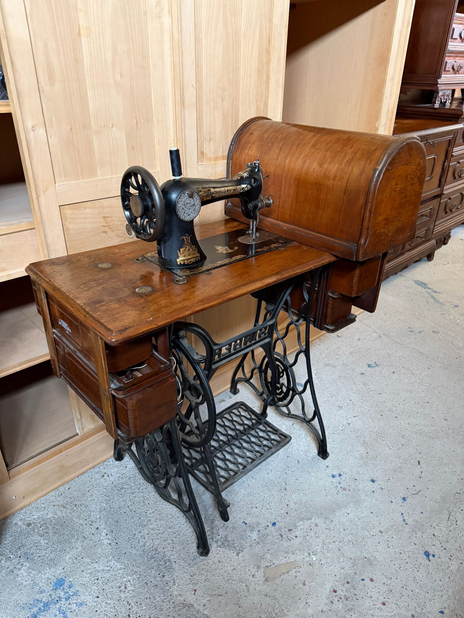 Mașină de cusut vintage Singer cu pedală și mobilier din lemn – Cod 3895/U